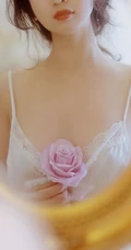 镜子里的女人，怀抱鲜花，不露脸，半裸，超高清美女手机壁纸图片