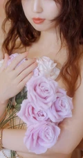 镜子里的女人，怀抱鲜花，不露脸，半裸，超高清美女手机壁纸图片