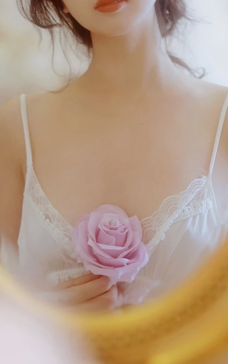 镜子里的女人，怀抱鲜花，不露脸，半裸，超高清美女手机壁纸图片