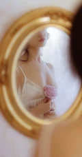 镜子里的女人，怀抱鲜花，不露脸，半裸，超高清美女手机壁纸图片