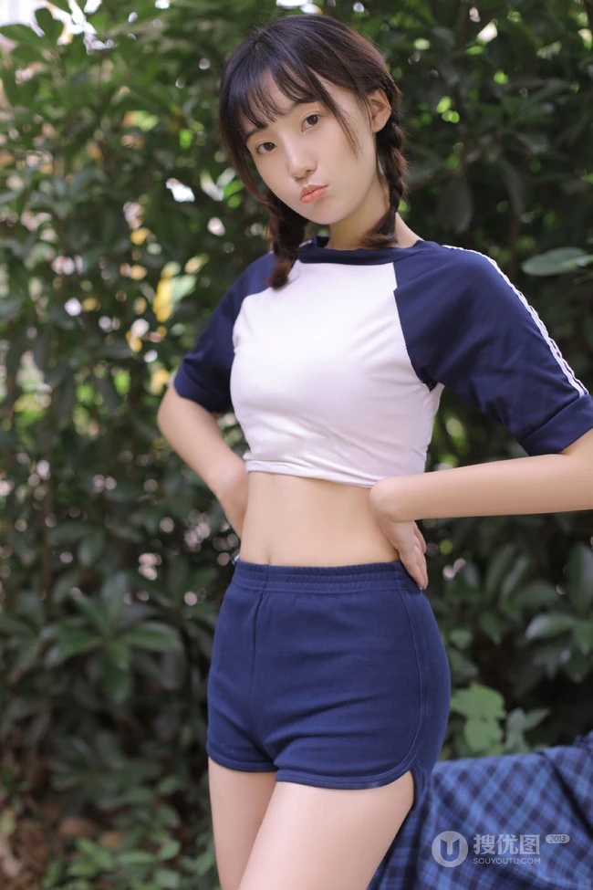 双麻花辫清新元气女生紧身运动制服短裤短款装青青草院子写真美照