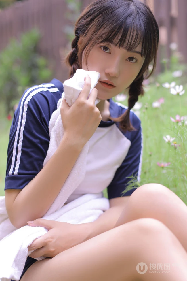 双麻花辫清新元气女生紧身运动制服短裤短款装青青草院子写真美照