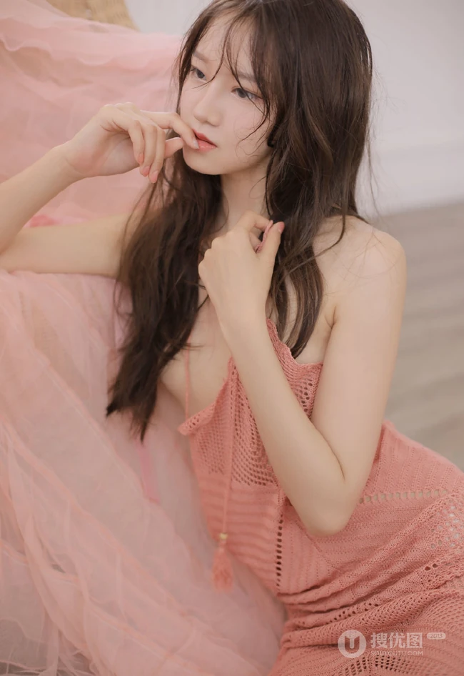 如此曼妙动人的身材，看着也是种享受，镂空毛衣裙气质女生尺度极大图片