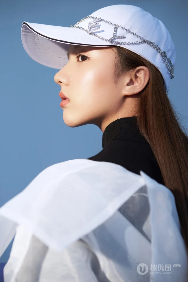河南籍女演员苏晓彤个性潮装时尚写真