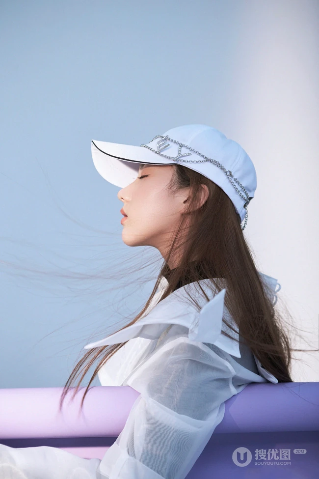 河南籍女演员苏晓彤个性潮装时尚写真