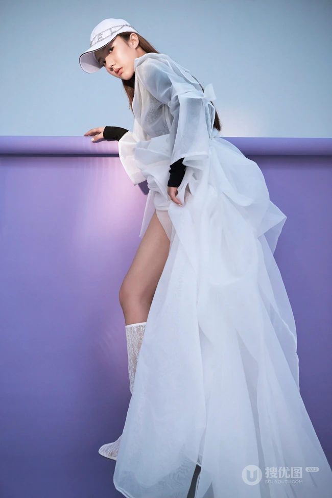 河南籍女演员苏晓彤个性潮装时尚写真