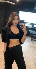 爱健身，喜欢运动的气质精选运动女生Nana紧身衣系列生活照片图集