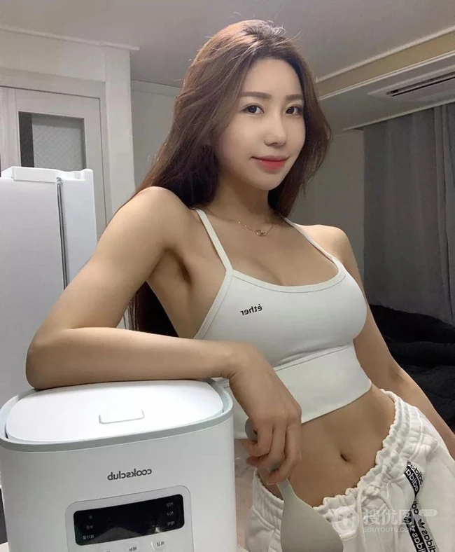 爱健身，喜欢运动的气质精选运动女生Nana紧身衣系列生活照片图集
