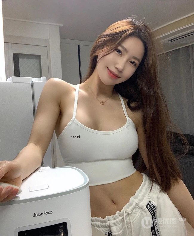 爱健身，喜欢运动的气质精选运动女生Nana紧身衣系列生活照片图集