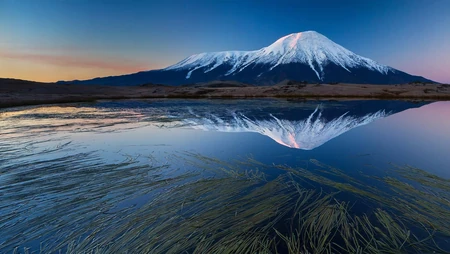 海天一色的火山倒影唯美壁纸，位于俄罗斯的扎尔巴奇克火山壁纸图片