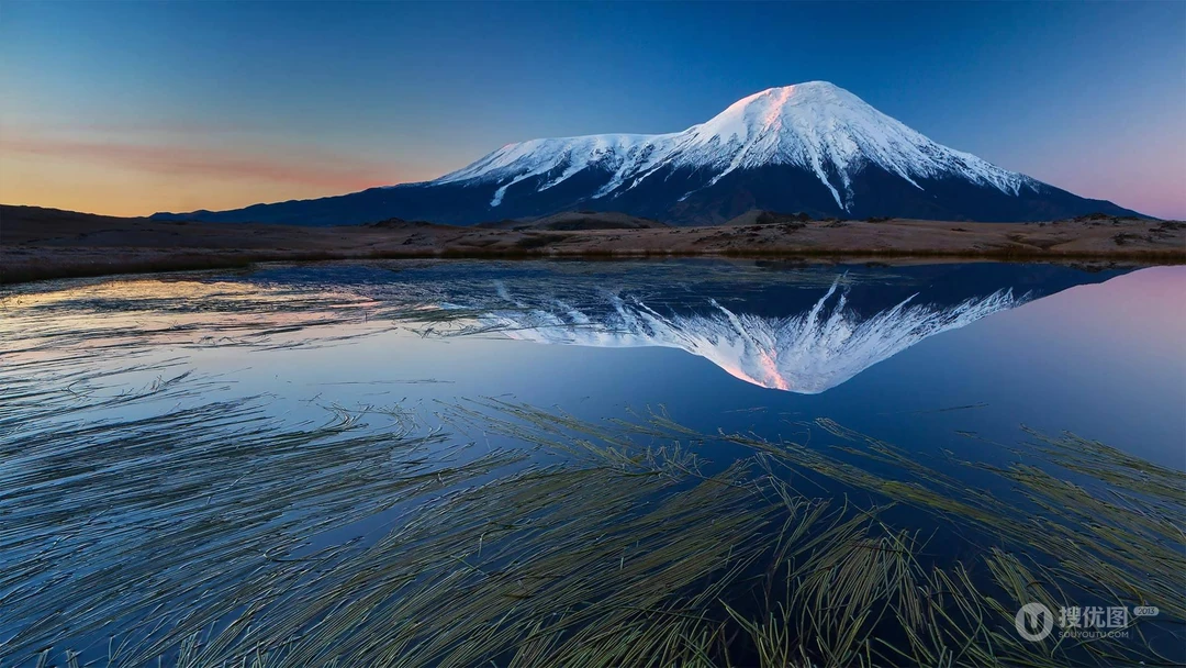 海天一色的火山倒影唯美壁纸，位于俄罗斯的扎尔巴奇克火山壁纸图片