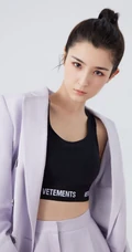 哈妮克孜化身时尚百变少女，多套服饰变换，尽显个性女孩潮流面