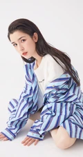 哈妮克孜化身时尚百变少女，多套服饰变换，尽显个性女孩潮流面