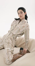 哈妮克孜化身时尚百变少女，多套服饰变换，尽显个性女孩潮流面