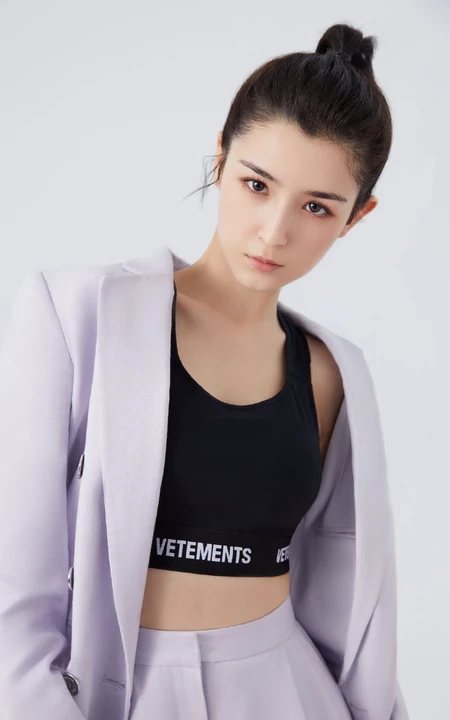哈妮克孜化身时尚百变少女，多套服饰变换，尽显个性女孩潮流面