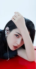 哈妮克孜化身时尚百变少女，多套服饰变换，尽显个性女孩潮流面