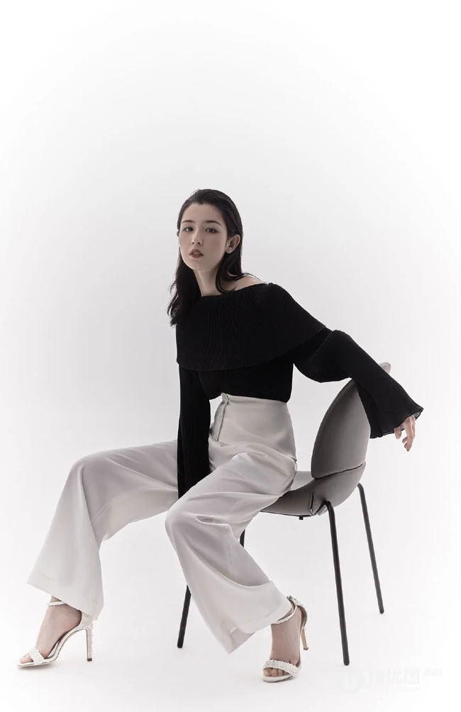 哈妮克孜化身时尚百变少女，多套服饰变换，尽显个性女孩潮流面