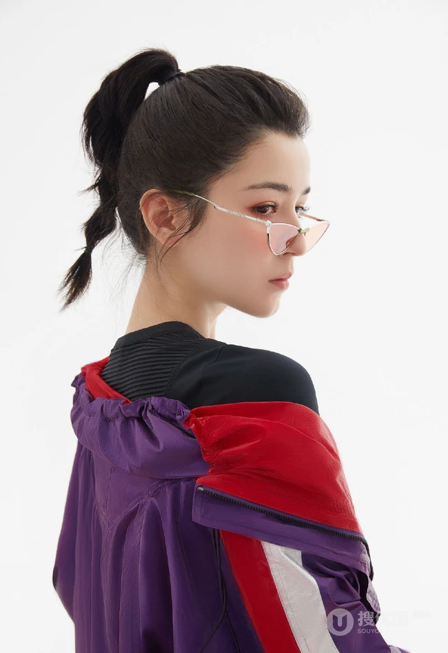哈妮克孜化身时尚百变少女，多套服饰变换，尽显个性女孩潮流面