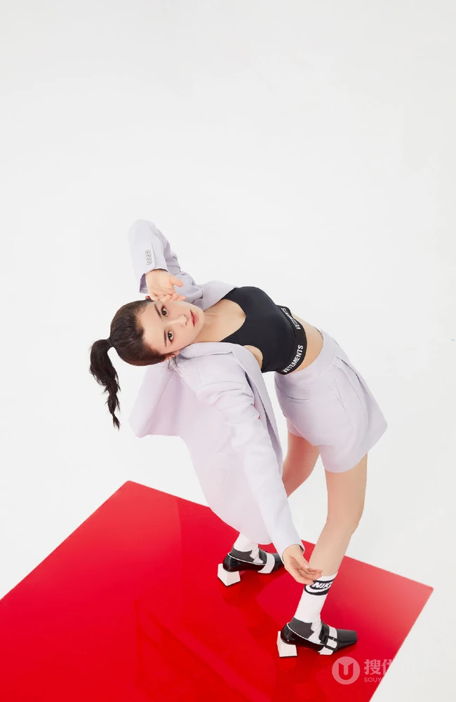 哈妮克孜化身时尚百变少女，多套服饰变换，尽显个性女孩潮流面