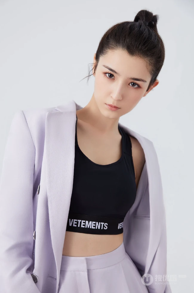 哈妮克孜化身时尚百变少女，多套服饰变换，尽显个性女孩潮流面