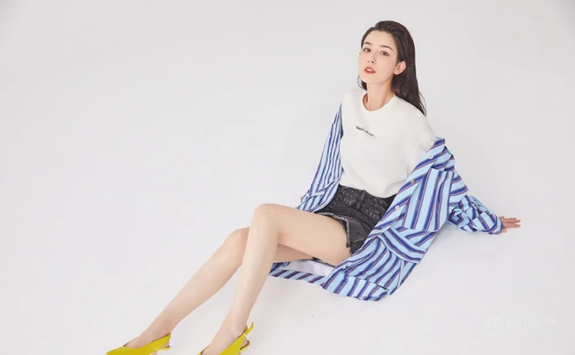 哈妮克孜化身时尚百变少女，多套服饰变换，尽显个性女孩潮流面