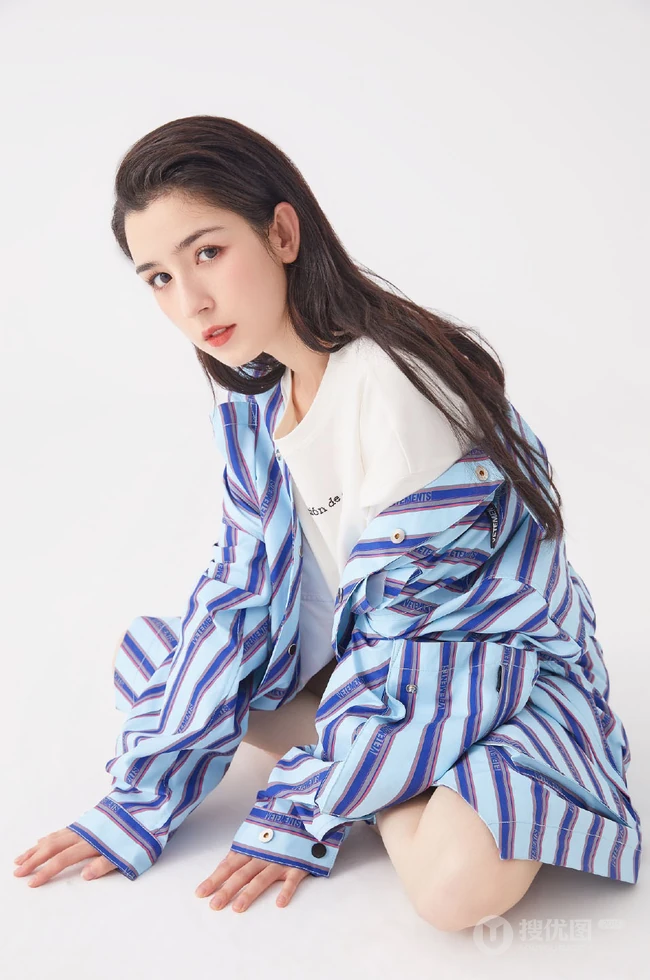 哈妮克孜化身时尚百变少女，多套服饰变换，尽显个性女孩潮流面