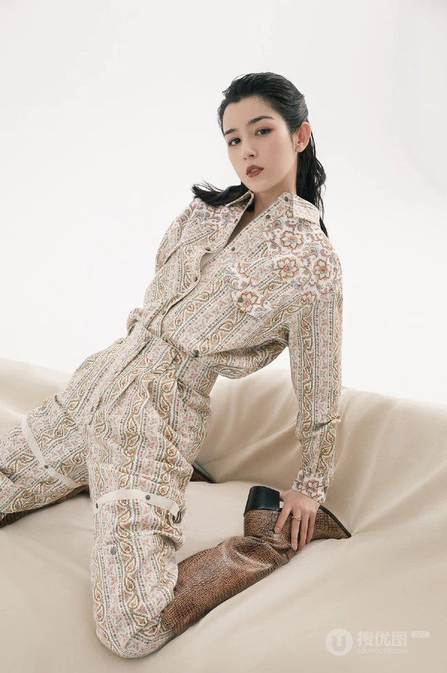 哈妮克孜化身时尚百变少女，多套服饰变换，尽显个性女孩潮流面