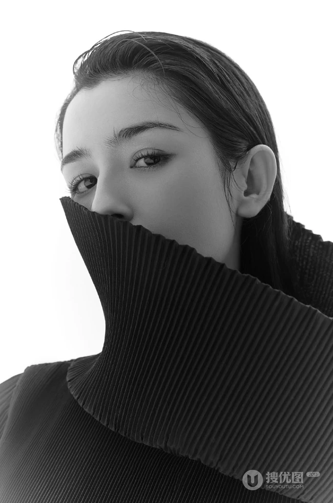 哈妮克孜化身时尚百变少女，多套服饰变换，尽显个性女孩潮流面