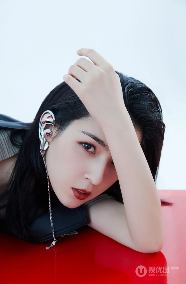 哈妮克孜化身时尚百变少女，多套服饰变换，尽显个性女孩潮流面