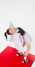 哈妮克孜化身时尚百变少女，多套服饰变换，尽显个性女孩潮流面