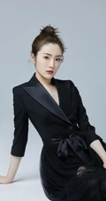 张可盈气质黑色西服，加透明纱裙冷艳写真图片