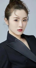 张可盈气质黑色西服，加透明纱裙冷艳写真图片