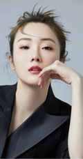 张可盈气质黑色西服，加透明纱裙冷艳写真图片