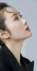 张可盈气质黑色西服，加透明纱裙冷艳写真图片