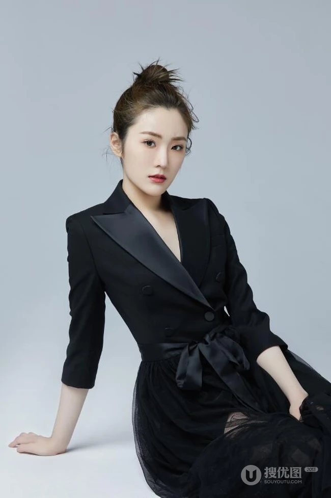 张可盈气质黑色西服，加透明纱裙冷艳写真图片