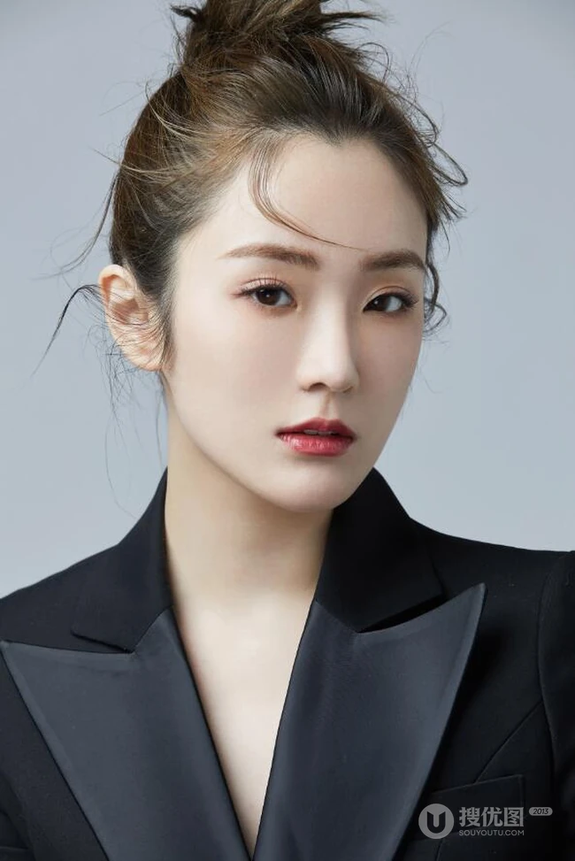 张可盈气质黑色西服，加透明纱裙冷艳写真图片