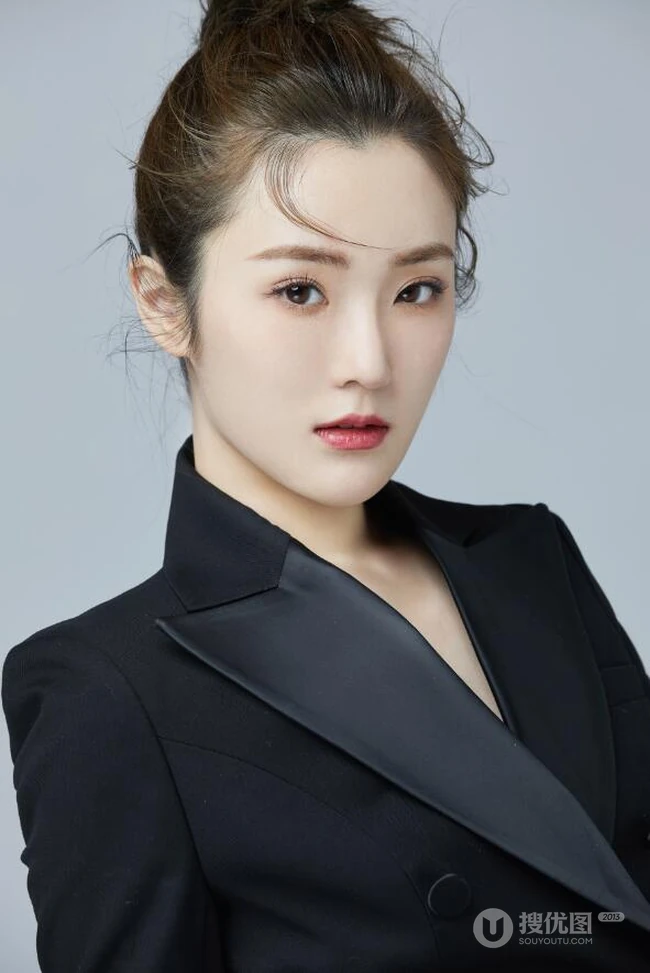 张可盈气质黑色西服，加透明纱裙冷艳写真图片