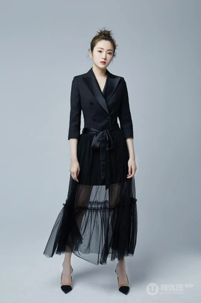 张可盈气质黑色西服，加透明纱裙冷艳写真图片