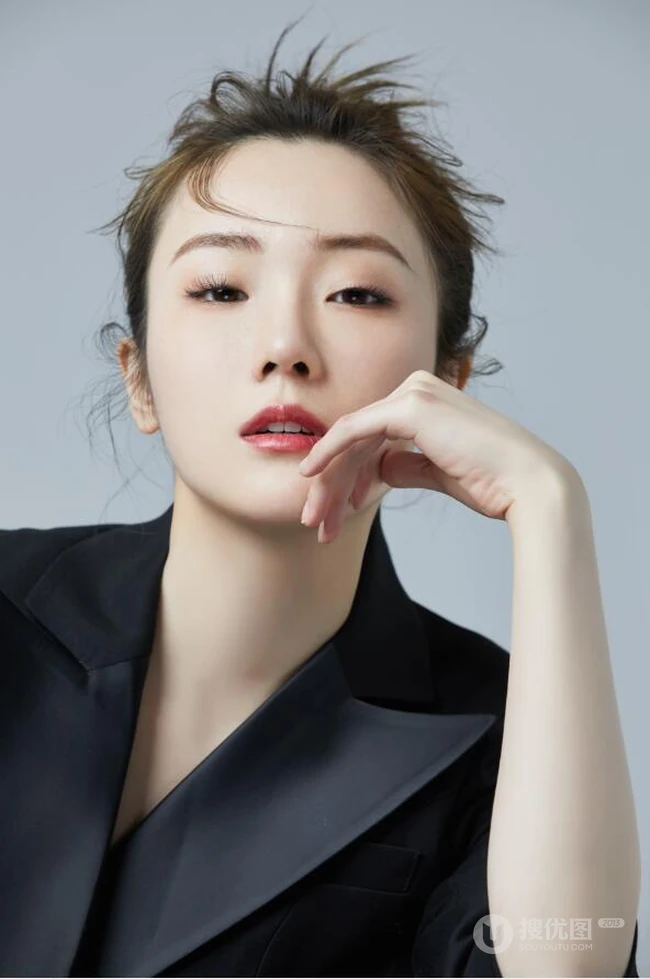 张可盈气质黑色西服，加透明纱裙冷艳写真图片