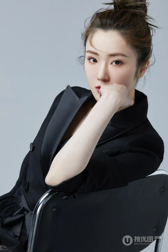 张可盈气质黑色西服，加透明纱裙冷艳写真图片