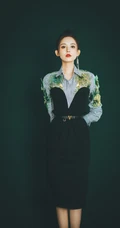 古力娜扎清新优雅写真，穿着印有热带植物的衬衫，展动人自然美