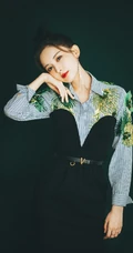 古力娜扎清新优雅写真，穿着印有热带植物的衬衫，展动人自然美
