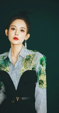 古力娜扎清新优雅写真，穿着印有热带植物的衬衫，展动人自然美