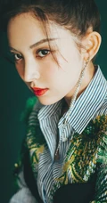 古力娜扎清新优雅写真，穿着印有热带植物的衬衫，展动人自然美