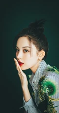 古力娜扎清新优雅写真，穿着印有热带植物的衬衫，展动人自然美