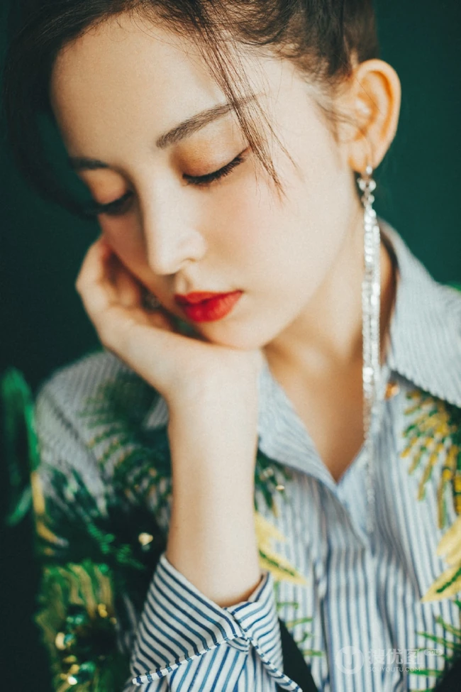 古力娜扎清新优雅写真，穿着印有热带植物的衬衫，展动人自然美