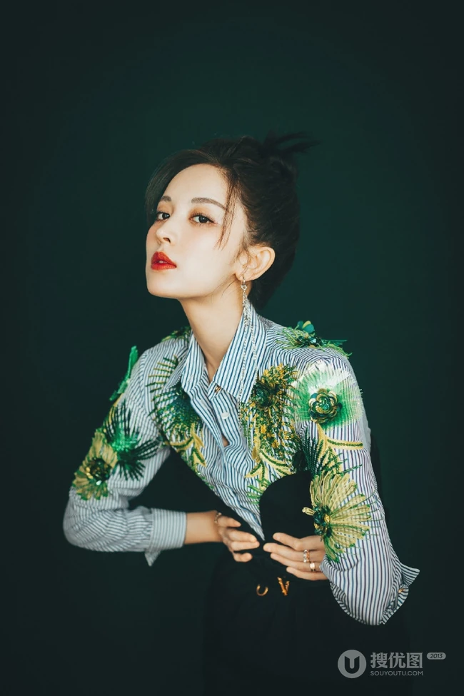 古力娜扎清新优雅写真，穿着印有热带植物的衬衫，展动人自然美