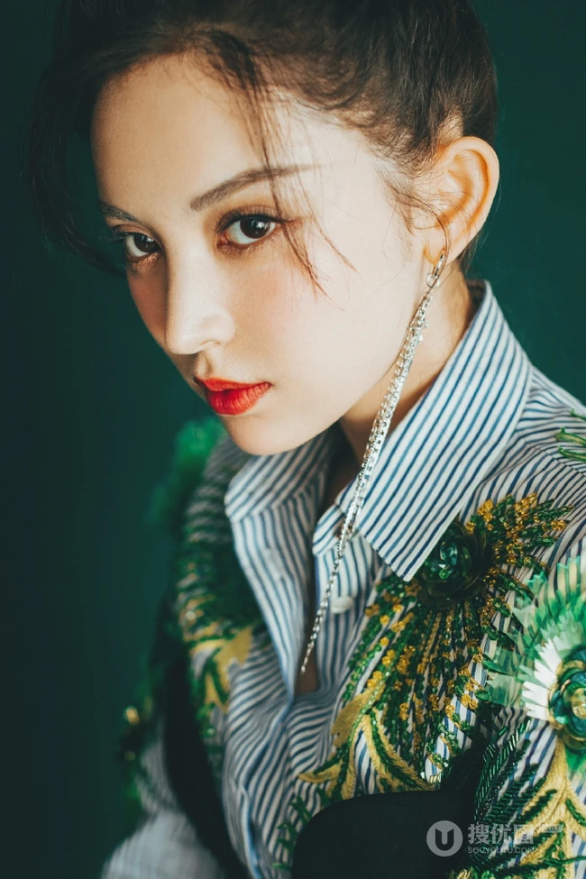 古力娜扎清新优雅写真，穿着印有热带植物的衬衫，展动人自然美