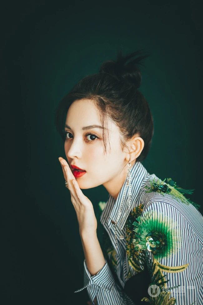 古力娜扎清新优雅写真，穿着印有热带植物的衬衫，展动人自然美