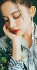 古力娜扎清新优雅写真，穿着印有热带植物的衬衫，展动人自然美